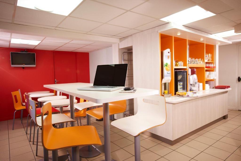 Premiere Classe Lyon Est Aeroport Saint Exupery Bagian luar foto