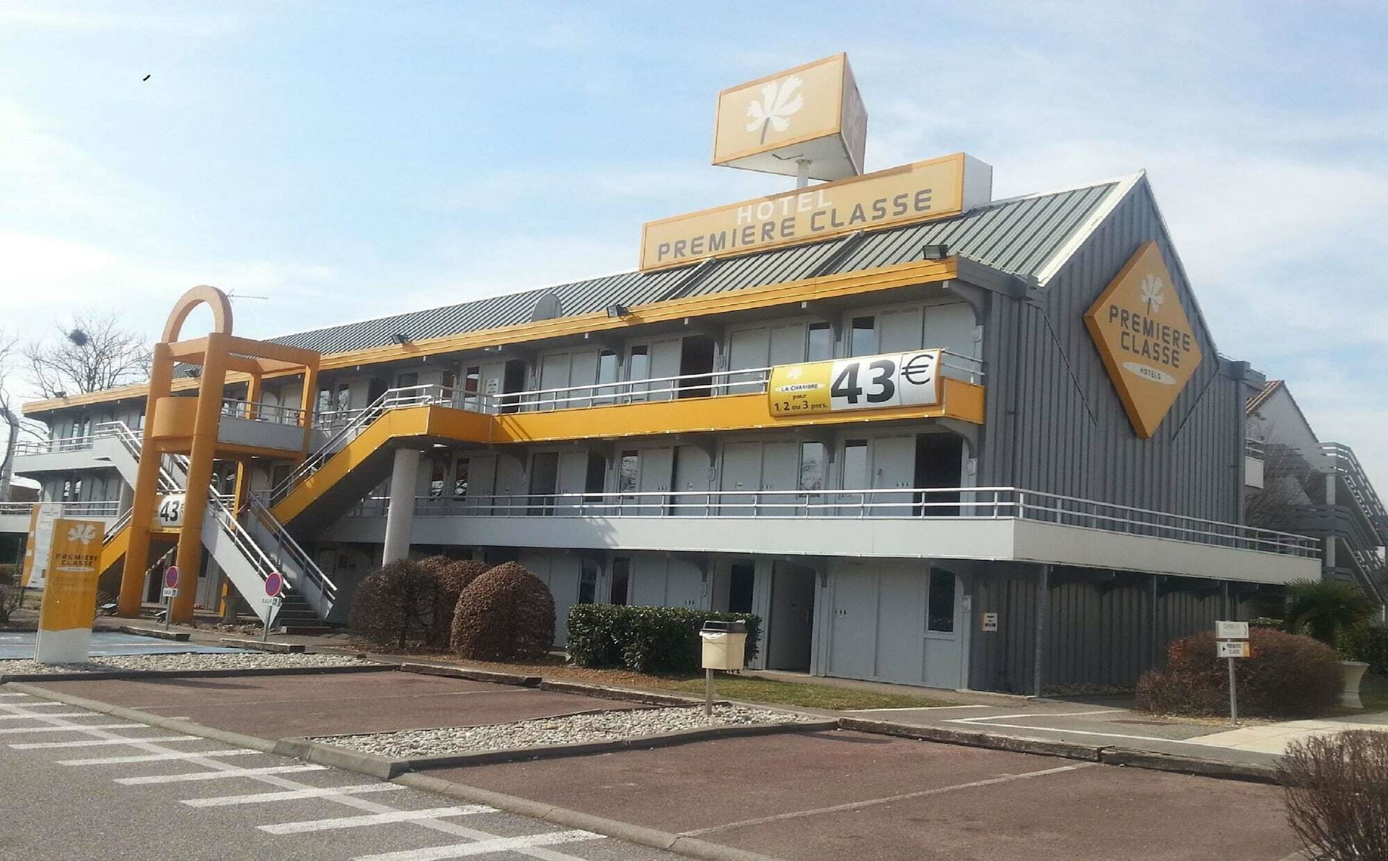 Premiere Classe Lyon Est Aeroport Saint Exupery Bagian luar foto